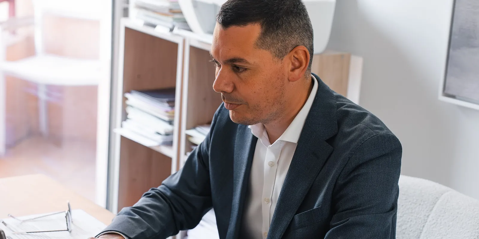 Simon Daragon à son bureau